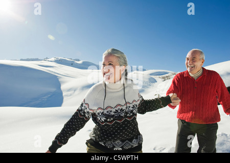 L'Italia, Alto Adige, Seiseralm, Senior giovane nel paesaggio invernale Foto Stock