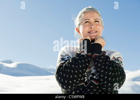 L'Italia, Alto Adige, Seiseralm, Senior donna, mani sul mento, sorridente, ritratto Foto Stock