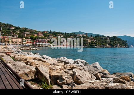 Gli eleganti palazzi della città che sorge sulle colline intorno alla zona alla moda di località balneare di Santa Margherita Ligure, Italia Foto Stock