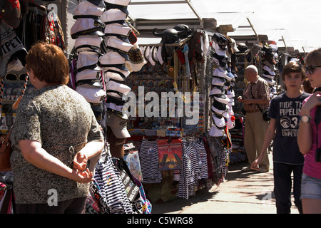 Souvenir bancarelle che vendono souvenir marittimi, San Pietroburgo, Russia Foto Stock