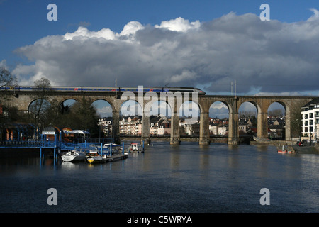 Il treno TGV passa sopra il viadotto nella città di Laval (Mayenne, Pays de la Loire, Francia). Foto Stock