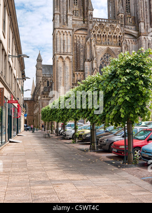 Strada davanti alla Cattedrale di Coutances Normandia francia Foto Stock