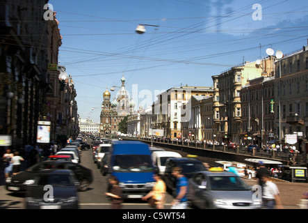 Strada trafficata scena, con la Chiesa del Salvatore sul Sangue versato, in background, San Pietroburgo, Russia Foto Stock