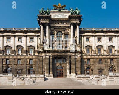 Neue Burg (nuovo castello) ala del Wiener Hofburg come visto da Burggarten, Vienna (Vienna), Austria Foto Stock