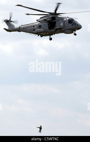 MERLIN HM1 ELICOTTERO ROYAL NAVY'S 824 NAS 02 Luglio 2011 Foto Stock