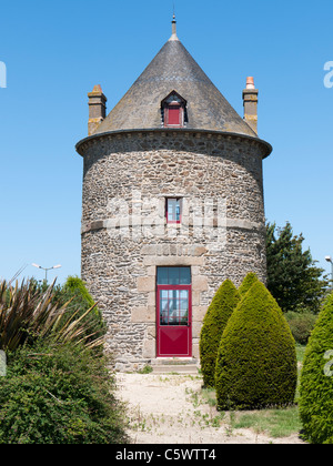 Casa rotonda al centro di una rotatoria nr St Malo Brittney Francia Foto Stock