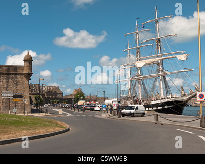 Il porto di St-Malo FRANCIA CON tallship al suo posto barca Foto Stock