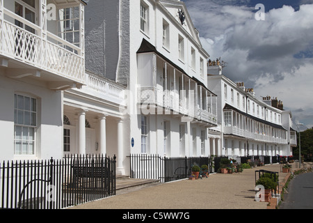 Il bianco elegante architettura Regency di Fortfield terrazza a Sidmouth, nel Devon, Inghilterra, Regno Unito Foto Stock