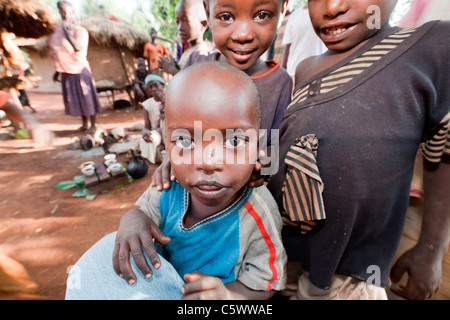 Curiosi i bambini presso un'Ari villaggio tribale vicino a Jinka nella bassa valle dell'Omo, l'Etiopia meridionale, Africa. Foto Stock