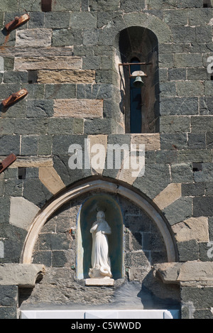 Un dettaglio esterno di una piccola chiesa in Vernazza, Italia. Foto Stock