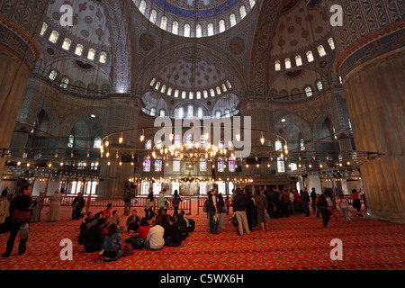 Interno della Moschea del Sultano Ahmed, (Moschea Blu) ad Istanbul in Turchia Foto Stock