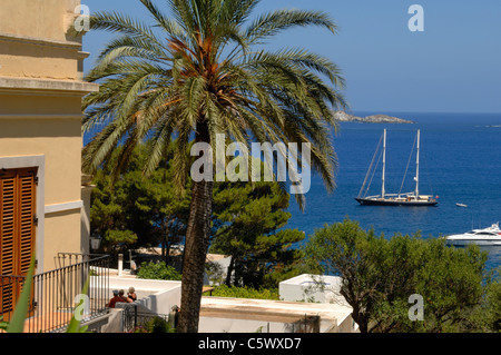 Un grande yacht offshore di seduta le Eolie isola di Panarea Foto Stock