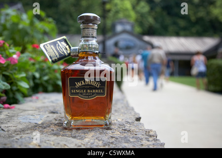 Bottiglia di canna singola Tennessee whiskey a jack daniels distillery visitor center Lynchburg , Tennessee , Stati Uniti Foto Stock