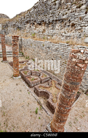 Peristilio nella casa di Cantaber villa vicino al muro difensivo in Conimbriga, romane meglio conservate rovine della città in Portogallo. Foto Stock