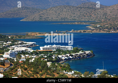 Vista panoramica di Elounda famoso resort con un sacco di alberghi di lusso nel golfo di Mirabello. Lassithi, Creta, Grecia Foto Stock