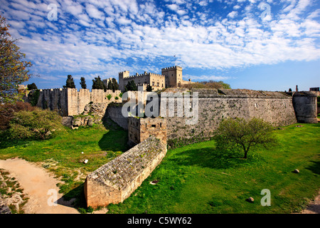 Il palazzo del Gran Maestro, dietro le mura e il fossato della città medievale di Rodi, Grecia Foto Stock
