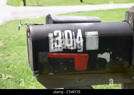 Verniciato di colore nero americano cassetta postale privato con bandiera rossa indicatore in Lynchburg , Tennessee , Stati Uniti Foto Stock