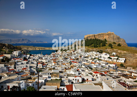 Vista panoramica del bellissimo villaggio di Lindos con il suo castello (Acropolis) . L' isola di Rodi, Dodecanneso, Grecia Foto Stock