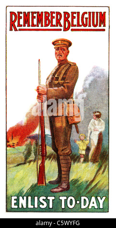 La Prima guerra mondiale il reclutamento di Poster - 'ricorda il Belgio. Arruolarsi all-day' - soldato con il fucile, donna e bambino in background. DEL59 Foto Stock