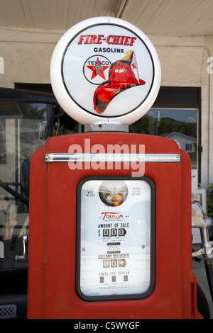 Vecchio e storico benzina pompe per gas a Lynchburg centro di benvenuto , Tennessee , Stati Uniti Foto Stock