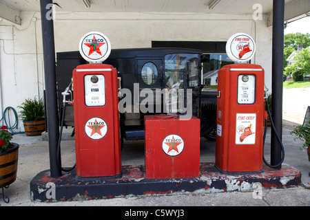 Vecchio e storico benzina pompe per gas a Lynchburg centro di benvenuto , Tennessee , Stati Uniti Foto Stock