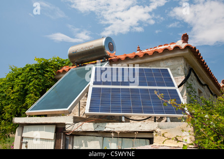 Una casa con acqua solare elettrico e a Skala Eresou su Lesbo, Grecia. Foto Stock