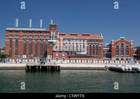 Il Museo dell'elettricità (Museu da Electricidade) ospitato nel vecchio impianto termoelettrico - la Tejo Power Station Foto Stock