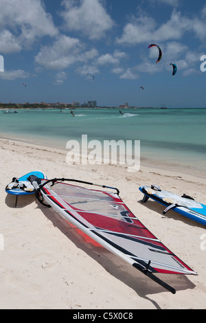 Windsurf sulla spiaggia di Palma, Aruba, Antille olandesi con due wind surf in background. Foto Stock