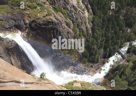 Abbassare Yosemite Falls visto da Yosemite Falls Trail Foto Stock