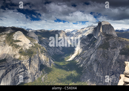 Nuvole temporalesche su Yosemite Valley visto dal punto ghiacciaio Foto Stock