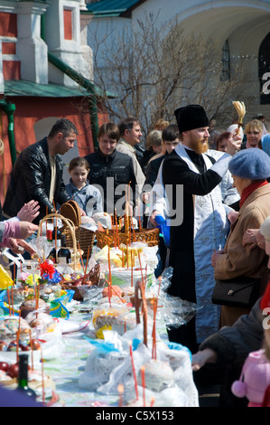 Sacerdote russo ortodosso la Domenica di Pasqua, il Convento Novodevichy, Mosca, Russia Foto Stock