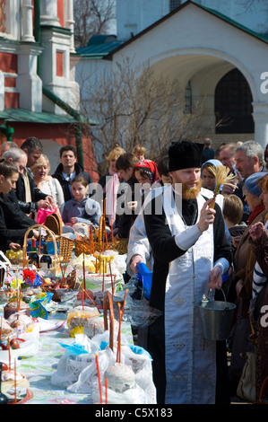 Sacerdote russo ortodosso la Domenica di Pasqua, il Convento Novodevichy, Mosca, Russia Foto Stock