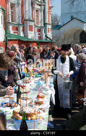 Sacerdote russo ortodosso la Domenica di Pasqua, il Convento Novodevichy, Mosca, Russia Foto Stock