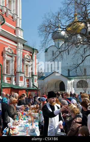 Sacerdote russo ortodosso la Domenica di Pasqua, il Convento Novodevichy, Mosca, Russia Foto Stock