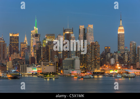 Il Midtown skyline di Manhattan durante il crepuscolo serale come visto sopra il fiume Hudson da New Jersey. Foto Stock