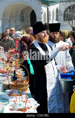 Sacerdote russo ortodosso la Domenica di Pasqua, il Convento Novodevichy, Mosca, Russia Foto Stock