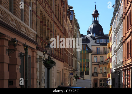 Reihenhaeuser in der Goerresstrasse von Koblenz, Renania-Palatinato, dahinter der Turm vom Pfarrhaus der Liebfrauenkirche Foto Stock