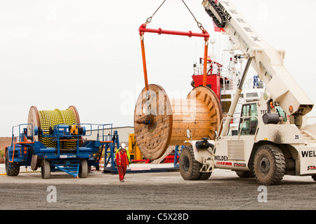 Offshore di cablaggio elettrico per il Walney per centrali eoliche offshore progetto essendo caricati su di un cavo la posa di nave nel molo di Barro Foto Stock