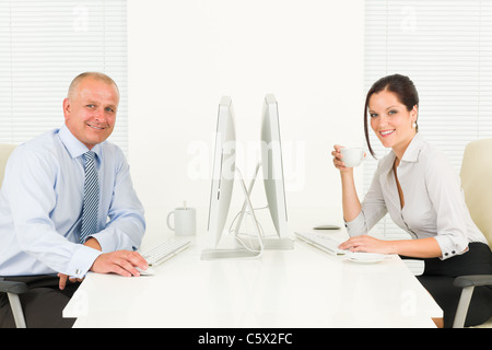 Professional imprenditore senior seduto in ufficio con la donna collega Foto Stock