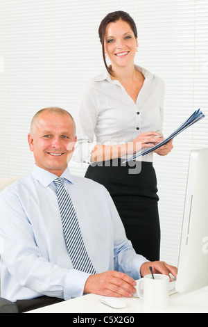 Professional imprenditore senior seduto in ufficio con donna Segretario Foto Stock