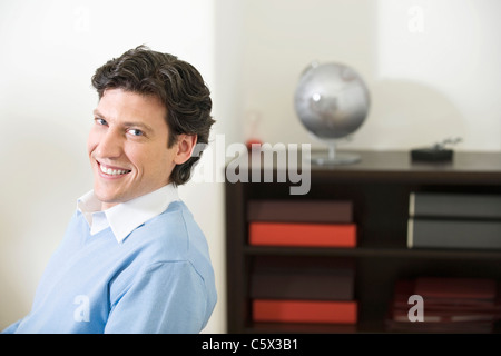 Germania - Monaco, giovane uomo sorridente, ritratto Foto Stock