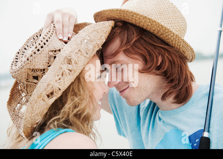 In Germania, in Baviera, Ammersee, coppia giovane, ritratto, Ammersee in background Foto Stock