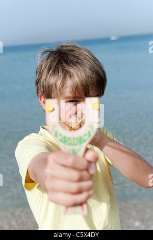 Spagna, Mallorca, ragazzo (8-9) utilizzando Sling Shot Foto Stock