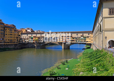 Famoso ponte Ponte Vecchio sull'Arno a Firenze (Firenze), Toscana, Italia Foto Stock