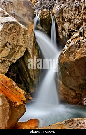 Una delle cascate nella gola Sarakina vicino al villaggio di Mythoi, circa 20 km ad ovest di Ierapetra, Lassithi, Creta, Grecia Foto Stock