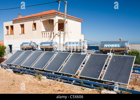 Riscaldamento di Acqua Solare pannelli in Sigri, su Lesbo, Grecia. Foto Stock