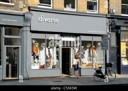 Signora a piedi in diverse, Upper Street, Islington, Londra Inghilterra REGNO UNITO Foto Stock