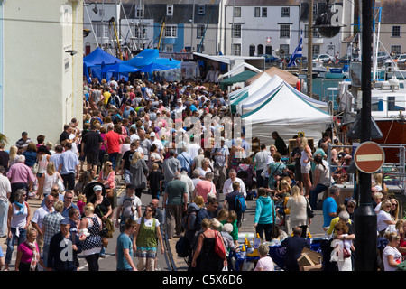 Una folla di gente che nel porto di frequentare il Weymouth food festival Foto Stock