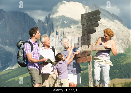 L'Italia, Seiseralm famiglia permanente segno successivo post Foto Stock