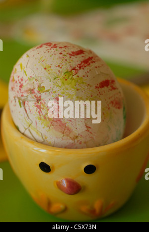 Decorato uovo di pasqua uovo di pollo cup. Foto Stock